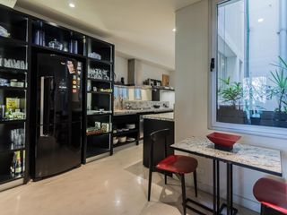 Departamento 6 ambientes en Palermo Chico con balcon en  excelente estado.