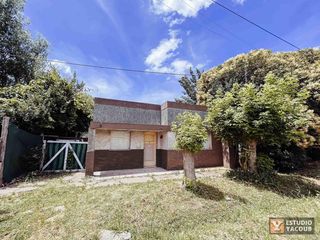 Casa en venta -  2 dormitorios 1 baño - cocheras - 300mts2 - Villa Elvira, La Plata