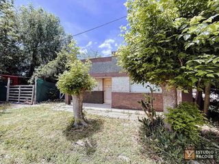 Casa en venta -  2 dormitorios 1 baño - cocheras - 300mts2 - Villa Elvira, La Plata