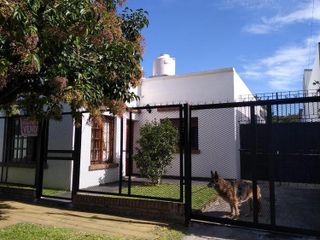 Casa en Don Bosco de tres ambientes con amplio terreno libre  Nuevo Valor
