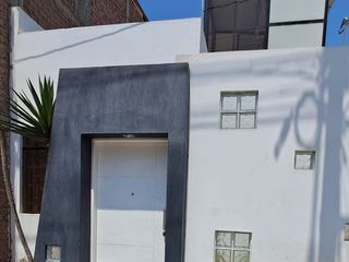 Foto 1 de LINDA CASITA AMOBLADA IDEAL PARA FAMILIAS O PAREJAS QUE BUSCAN UN LUGAR CÓMODO Y ACOGEDOR EN UNA UBICACIÓN CONVENIENTE.
LA URBANIZACIÓN CUENTA CON ÁR