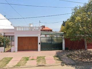 Casa en venta de 3 dormitorios c/ cochera y jardín en Barrio Tres Cerritos.