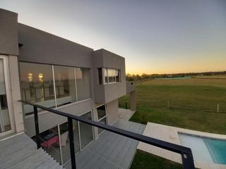 Casa en venta - 3 dormitorios 3 baños - Cochera - 1050mts2 - Haras del Sur III, La Plata