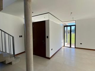 Casa en venta - 2 dormitorios 2 baños - 370mts2 - Manuel B. Gonnet, La Plata