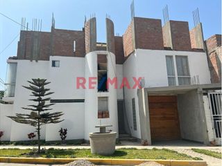 Foto 1 de Siente el placer de vivir en una Casa de dos pisos hermosa y exclusiva, de un área de 300m2, ubicado en un exclusivo lugar, Urb Las Villas Del Sol – V