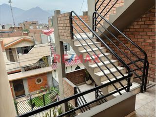 Foto 7 de ¡Oportunidad única! Hermosa casa amoblada, de tres pisos ubicada en una zona estratégica del Distrito de Comas, cerca de Av. El Retablo y Av. Universi