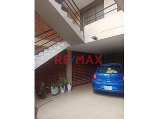 Foto 4 de ¡Oportunidad única! Hermosa casa amoblada, de tres pisos ubicada en una zona estratégica del Distrito de Comas, cerca de Av. El Retablo y Av. Universi