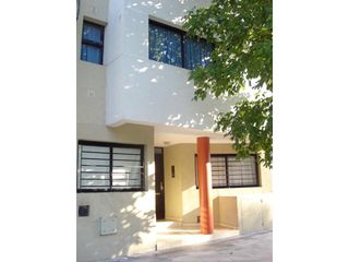 Departamento en  PB con patio de césped