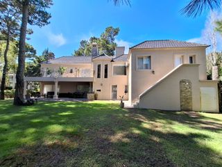Foto 2 de Venta de casa 9 ambientes en Pinamar en Terrazas al Golf