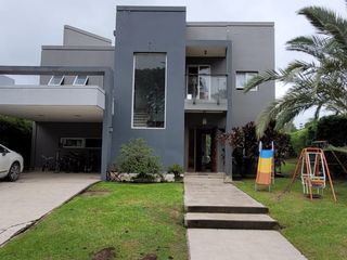 Hermosa casa en venta a metros de Avenida Peron