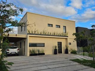Foto 2 de Venta - Casa 4 ambientes, galeria - Acacias, Puertos del Lago, Escobar