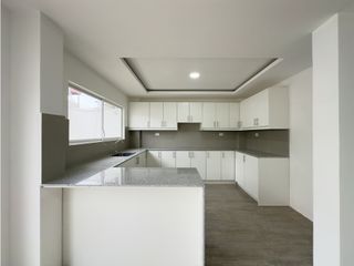Foto 6 de CASA MODERNA CERCA AL NUEVO HOSPITAL DEL IESS, MANTA