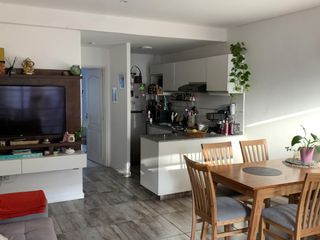 venta - PH en  Villa Real 2 ambientes con gran patio y cochera