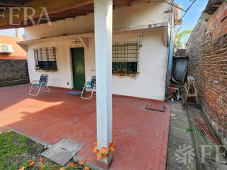 Venta casa de 3 ambientes con jardín en  Ezpeleta (31841)