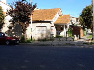 Foto 1 de VENTA: CHALET 3 AMB. + COC. COM. + GARAGE + PATIO CON PARRILLA. SGO. DEL ESTERO CASI PASO