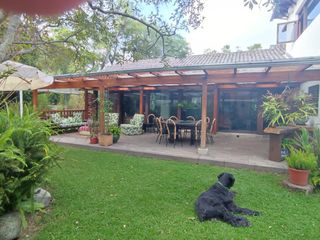 Casa en Venta, independiente de 480m² | con jardín de ensueño | Los Chillos, sector Playa Chica