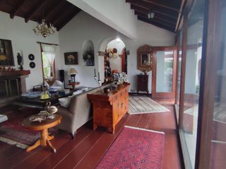 Casa en Venta, independiente de 480m² | con jardín de ensueño | Los Chillos, sector Playa Chica