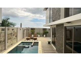 Foto 10 de CASA MODERNA Y AMPLIA EN URB MARINA BLUE, MANTA