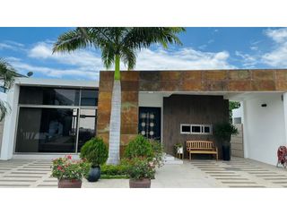 Foto 1 de CASA MODERNA Y AMPLIA EN URB MARINA BLUE, MANTA