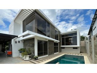 Foto 7 de CASA MODERNA Y AMPLIA EN URB MARINA BLUE, MANTA
