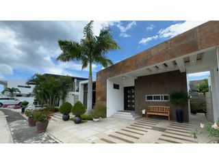 Foto 3 de CASA MODERNA Y AMPLIA EN URB MARINA BLUE, MANTA
