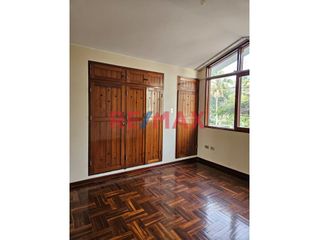 Foto 14 de Se alquila casa en la Urbanización La Castellana, Surco. Zona residencial frente a bonito parque, cerca a base de Serenazgo, de fácil acceso a avenida