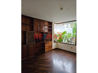 Foto 16 de Se alquila casa en la Urbanización La Castellana, Surco. Zona residencial frente a bonito parque, cerca a base de Serenazgo, de fácil acceso a avenida