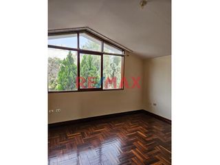 Foto 15 de Se alquila casa en la Urbanización La Castellana, Surco. Zona residencial frente a bonito parque, cerca a base de Serenazgo, de fácil acceso a avenida