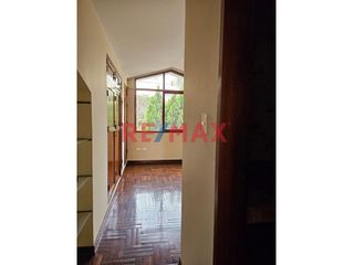 Foto 11 de Se alquila casa en la Urbanización La Castellana, Surco. Zona residencial frente a bonito parque, cerca a base de Serenazgo, de fácil acceso a avenida