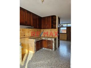 Foto 2 de Se alquila casa en la Urbanización La Castellana, Surco. Zona residencial frente a bonito parque, cerca a base de Serenazgo, de fácil acceso a avenida