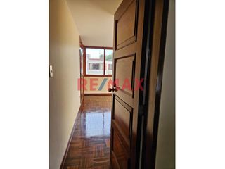 Foto 9 de Se alquila casa en la Urbanización La Castellana, Surco. Zona residencial frente a bonito parque, cerca a base de Serenazgo, de fácil acceso a avenida