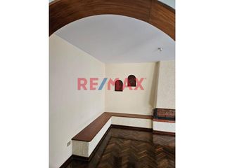 Foto 4 de Se alquila casa en la Urbanización La Castellana, Surco. Zona residencial frente a bonito parque, cerca a base de Serenazgo, de fácil acceso a avenida