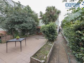 PH venta de 5 ambientes gran patio fondo arbolado quincho con parrilla y terraza