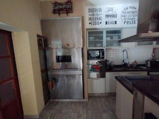 AMBROSETTI AL 200 BIS - VENTA DE CASA 2 DORMITORIOS   2 COCHERAS   PATIO EN FISHERTON