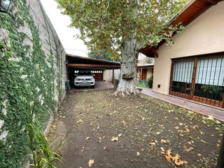 AMBROSETTI AL 200 BIS - VENTA DE CASA 2 DORMITORIOS   2 COCHERAS   PATIO EN FISHERTON
