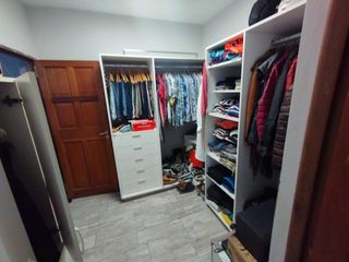 AMBROSETTI AL 200 BIS - VENTA DE CASA 2 DORMITORIOS   2 COCHERAS   PATIO EN FISHERTON