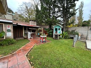 AMBROSETTI AL 200 BIS - VENTA DE CASA 2 DORMITORIOS   2 COCHERAS   PATIO EN FISHERTON