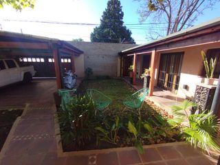 AMBROSETTI AL 200 BIS - VENTA DE CASA 2 DORMITORIOS   2 COCHERAS   PATIO EN FISHERTON