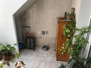 Hortiguera 1800 Pque. Chacabuco  Excelente casa de 5 ambientes con terraza