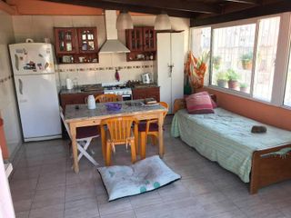 Hortiguera 1800 Pque. Chacabuco  Excelente casa de 5 ambientes con terraza