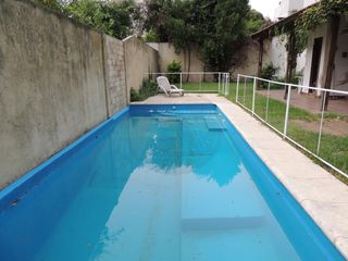 Gran casa (LOTE PROPIO) con parque y piscina en venta en el barrio de Saavedra