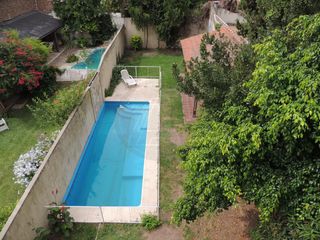 Gran casa (LOTE PROPIO) con parque y piscina en venta en el barrio de Saavedra