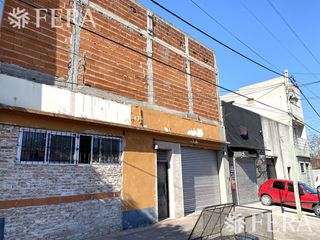 Venta de Galpón, 3 departamentos, local y espacio guardacoches en Quilmes Oeste