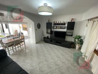 Casa 4 ambientes con garaje y fondo Lanus