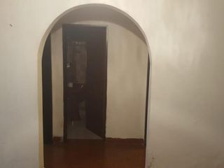 Casa en venta - 2 dormitorios 1 baño - cochera - 180mts2 - La Plata