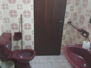 Casa en venta - 2 dormitorios 1 baño - cochera - 180mts2 - La Plata