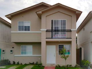 Foto 1 de Venta de espectacular Casa Esquinera Modelo Iris  en Etapa Brisana Urb. Casalaguna/A 5 minutos del Riocentro Dorado.