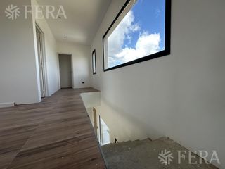 Venta de Casa 4 ambientes con galeria y fondo en Magallanes en Berazategui