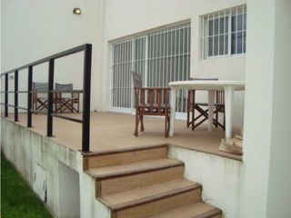 Amplia y moderna Casa 4 dormitorios y piscina zona Parque Primavesi