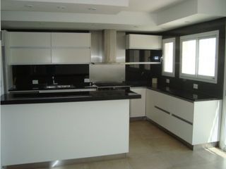Foto 23 de Amplia y moderna Casa 4 dormitorios y piscina zona Parque Primavesi